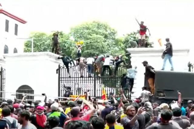 斯里兰卡大批抗议者硬闯总统府（图源：Ada Derana）