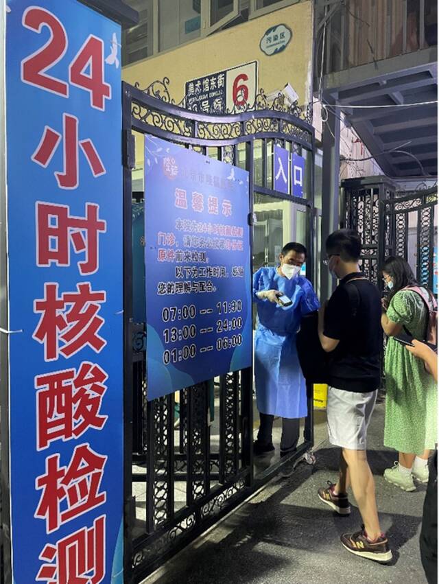 北京市隆福医院24小时核酸采样点。受访者供图