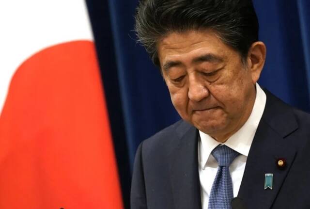 时任日本首相安倍晋三在东京首相官邸召开记者会，宣布辞去首相职务。（图