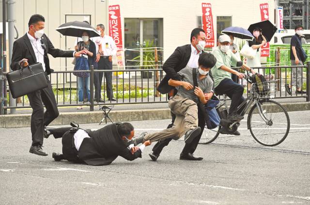 8日，涉嫌枪杀安倍的山上彻也（中）被警方抓获。