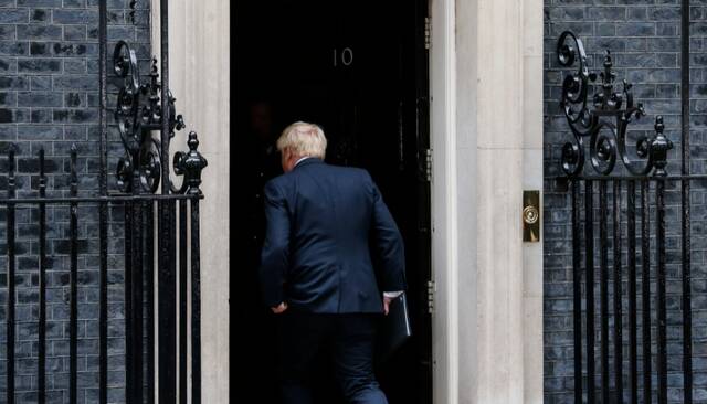 7月7日，英国首相鲍里斯·约翰逊在伦敦唐宁街10号门前发表讲话后返回室内。