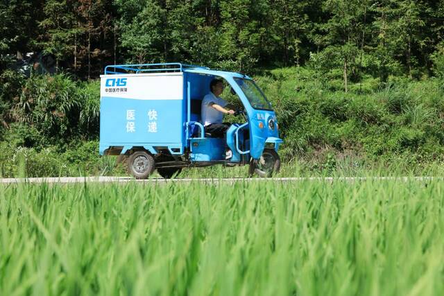 7月5日，彭涛驾驶“医保快递车”前往村民家中送药。新华社记者张格摄