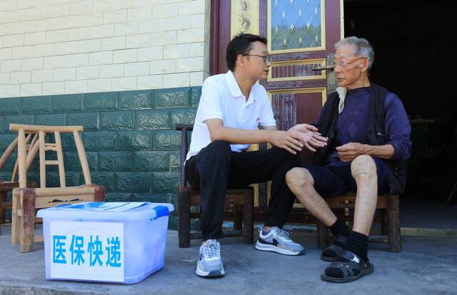 7月5日，彭涛在村民家中了解和收集医保信息与诉求。新华社记者谢奔摄