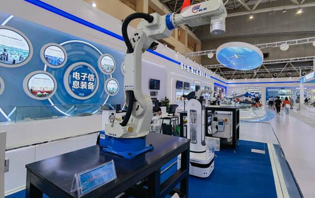 这是兰洽会主展馆先进装备馆展出的工业机器人。新华社记者王铭禹摄