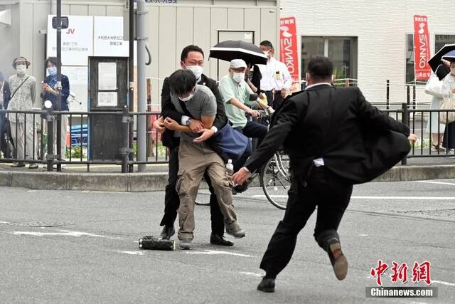 日本警察逮捕枪杀前首相安倍晋三的嫌疑人现场画面。图片来源：视觉中国