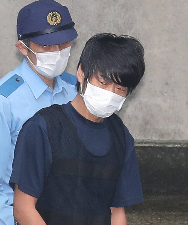 ↑7月10日，日本警方将安倍枪击案嫌疑人山上徹也移交奈良县地方检察院