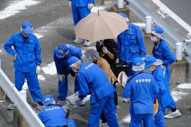 ↑7月8日，奈良警方在枪击案现场调查