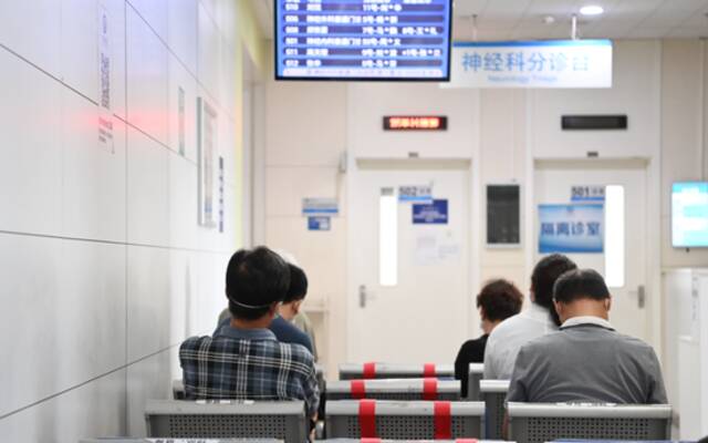 ▲2021年8月17日，某医院内设置座椅让前来的市民间隔坐下候诊。新京报记者陶冉摄