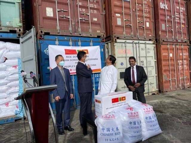 中国首批紧急粮食援助运抵斯里兰卡。图据中国驻斯里兰卡大使馆官网
