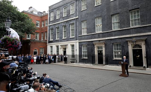 7月7日，英国首相鲍里斯·约翰逊在伦敦唐宁街10号门前发表讲话。新华社记者李颖摄