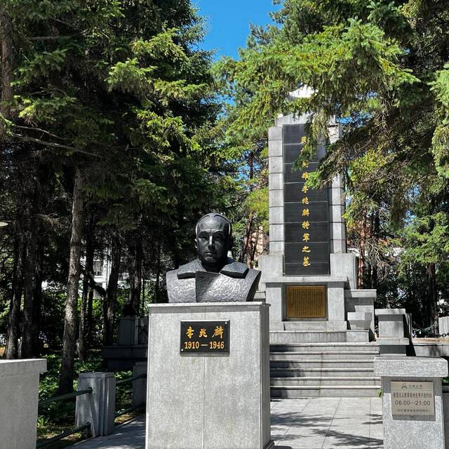 位于哈尔滨市兆麟公园内的李兆麟将军雕像。新华社记者杨思琪摄