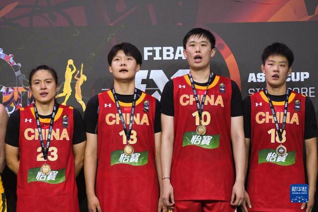 7月10日，中国队球员王丽丽、万济圆、张芷婷和黄琨（从左至右）在颁奖仪式上。新华社发（邓智炜摄）