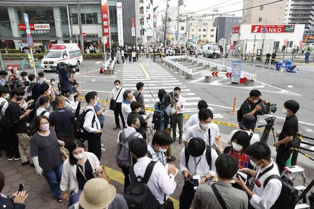 当地时间2022年7月8日，日本奈良，日本前首相安倍晋三在当地演讲时中枪，后因伤势过重身亡，媒体聚集在枪击现场。图/IC photo