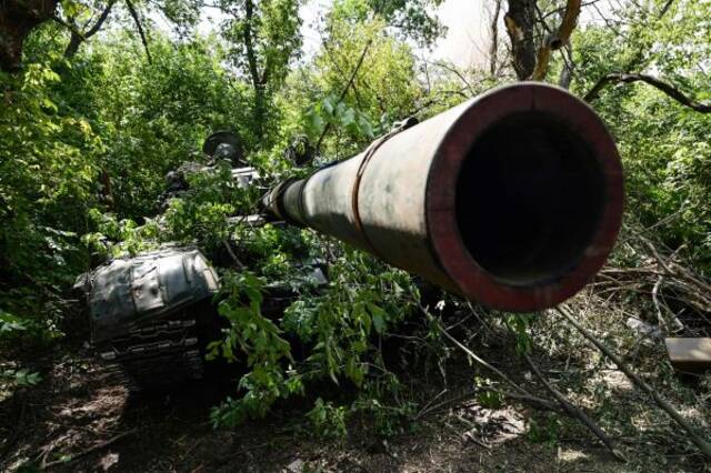 图为2022年7月9日俄罗斯入侵乌克兰期间，一辆A T-72坦克在乌克兰东部的前线。（法新社）