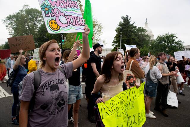 美国民众举行保护堕胎权游行图源：澎湃影像
