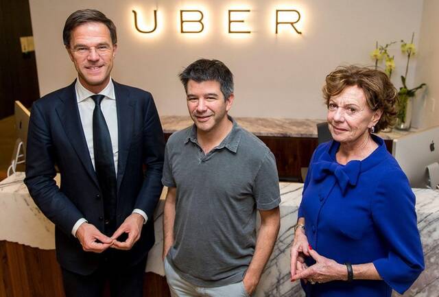 （从左到右）荷兰总理马克·吕特、Uber前首席执行官特拉维斯·卡兰尼克和尼莉·克罗斯于2016年访问硅谷。图自BBC