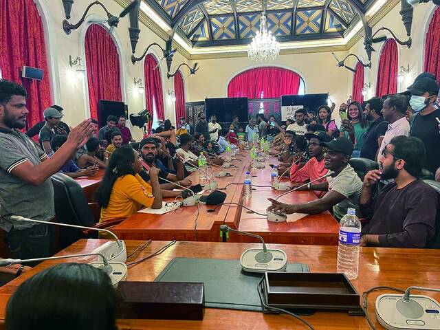 斯里兰卡民众在总统官邸主会议室内模仿政要开会。