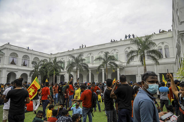 斯里兰卡示威者焚烧总理官邸首都局势依然紧张图源视觉中国