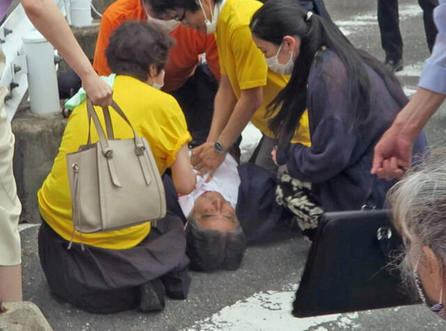 安倍晋三遭枪击后现场工作人员曾大喊求助路人图源视觉中国