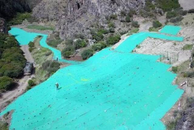 祁连山国家级自然保护区实验区某矿山生态恢复治理现场（图源：新华社）