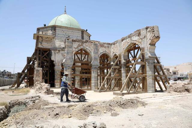 7月3日，工人在伊拉克摩苏尔老城参与努里清真寺的修复施工。新华社发（哈利勒·达伍德摄）