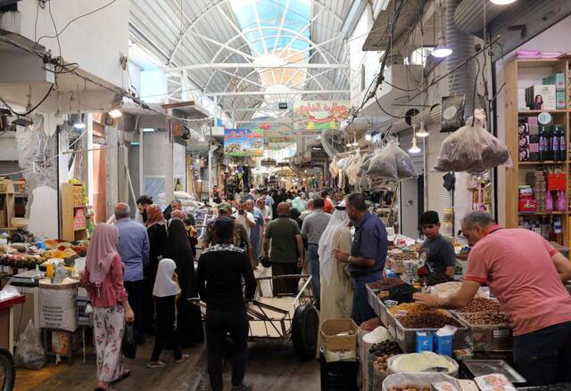 7月2日，人们在伊拉克摩苏尔老城的阿塔林市场采购。新华社发（哈利勒·达伍德摄）