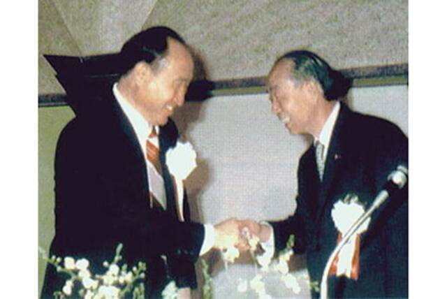 ↑日本前首相岸信介（右）与韩国“统一教”创始人文鲜明（左）