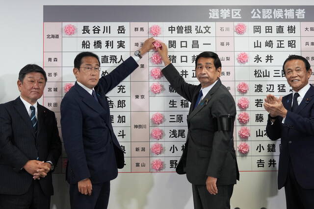 ↑7月10日，日本首相岸田文雄在自民党总部庆祝日本国会参议院选举结果