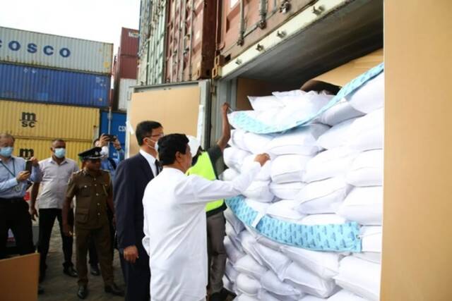 ▲6月28日，中国紧急援助斯里兰卡的一批粮食运抵科伦坡国际集装箱码头。图/新华社