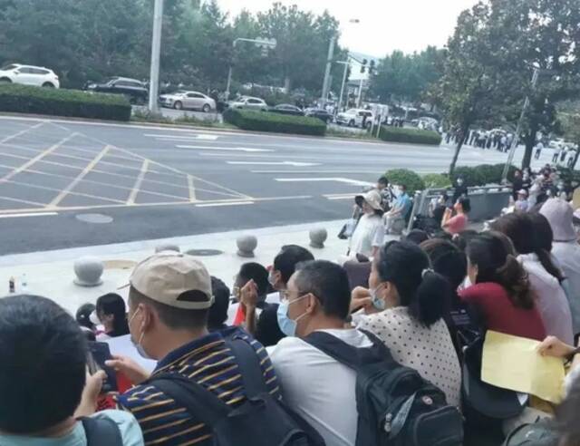 7月10日，聚集在中国人民银行郑州中心支行的储户（受访者供图）