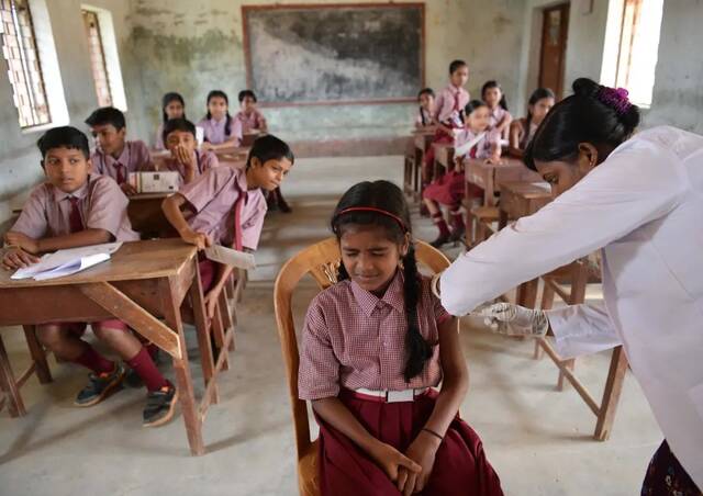 7月5日，在印度阿加尔塔拉一所学校，学生接种新冠疫苗。新华社发