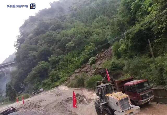 受强降雨影响 四川绵阳平武县城至九寨沟G247线道路中断