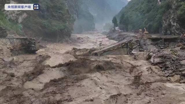 受强降雨影响 四川绵阳平武县城至九寨沟G247线道路中断
