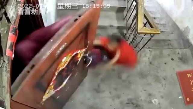视频｜警方回应母女被雨衣男拖拽进屋 男子已被拘留