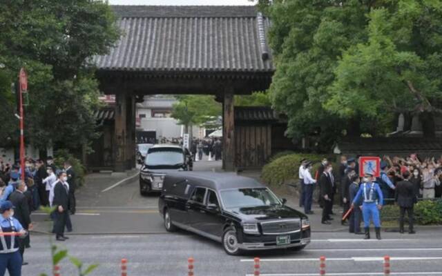 载有安倍遗体车辆12日下午驶离葬礼现场