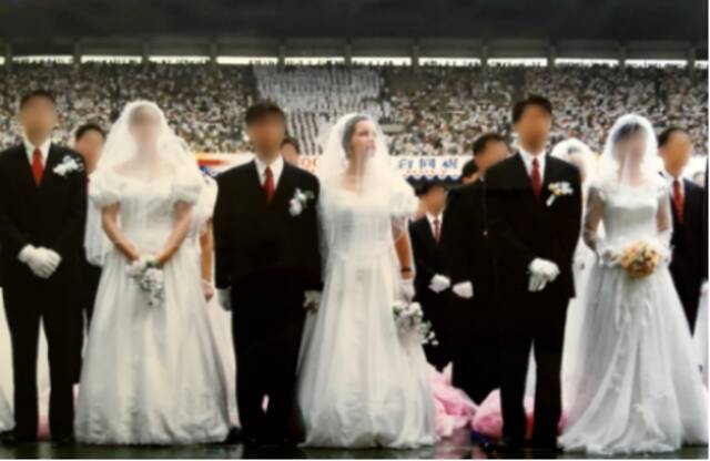 ▲卡拉·琼斯站在中间，拍于1995年首尔的婚礼