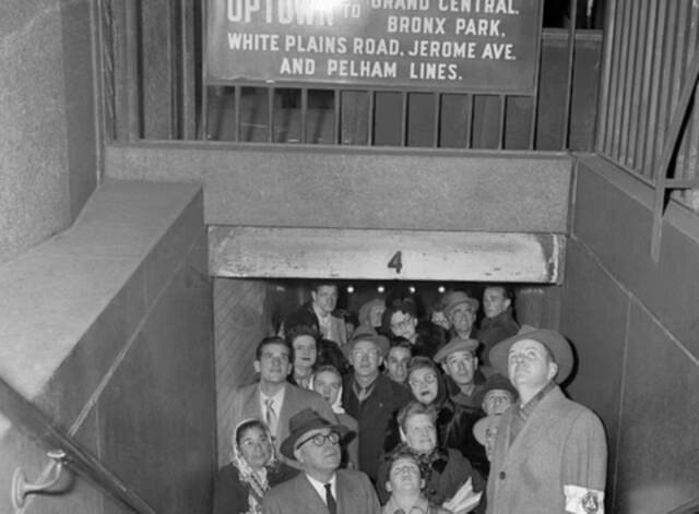 1951年，美国纽约百老汇，警报响起时，民众躲在地下道。（资料图）