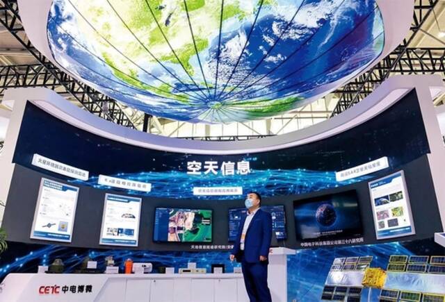 2021年11月19日，观众在2021世界制造业大会上观看空天信息系统韩旭摄