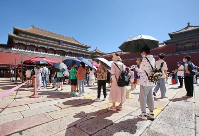 7月9日，北京，游客顶烈日游览故宫博物院。当日北京持续晴热“炙烤”模式，紫外线照射强烈。视觉中国图