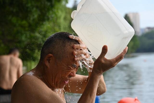 7月9日，安徽合肥，合肥地区遭遇夏日高温。据合肥气象公众号消息，未来七天，合肥市以晴到多云为主，10日有分散性雷阵雨。未来持续高温，最高气温35~38℃。IC图