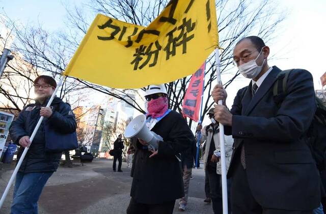 2015年12月，日本东京，单身男性在购物区举行反圣诞游行，号召粉碎为情侣伪装出来的圣诞气氛。（视觉中国/图）