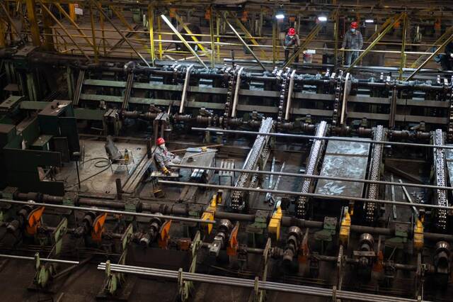 6月16日，工人在黑龙江建龙钢铁有限公司生产车间作业。新华社记者谢剑飞摄