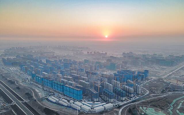 ▲2021年2月，从空中俯瞰建设中的雄安容东片区。新京报记者赵亢摄