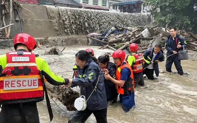 消防救援队在当地救援。四川消防总队供图