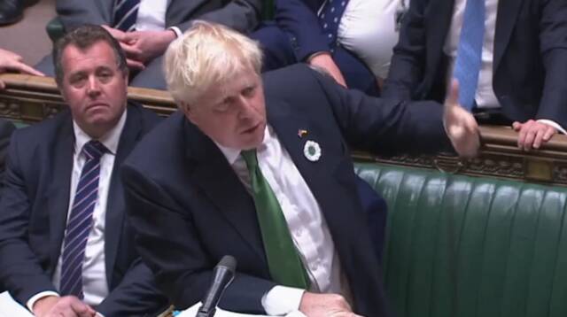 13日，约翰逊在英议会“首相问答环节”讲话视频截图（图源：英国《独立报》）