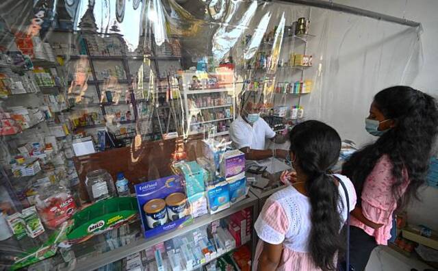 斯里兰卡科伦坡，民众在药房开药。