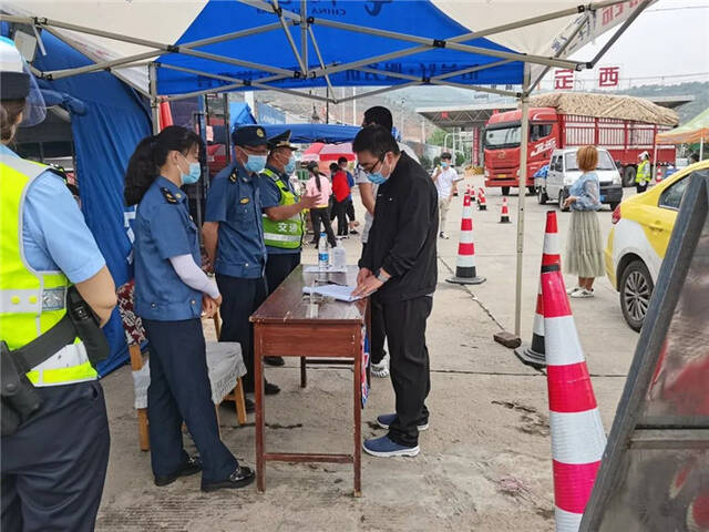 定西市纪委监委派驻市交通运输局纪检监察组对高速路定西出口疫情防控措施落实情况进行监督检查。