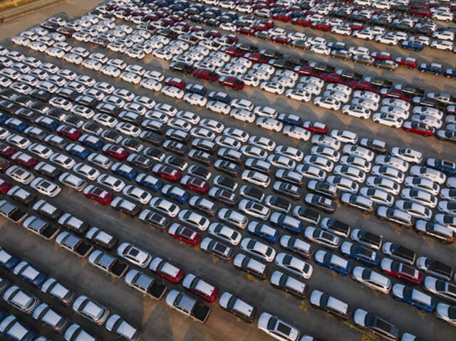 上海外高桥口岸有大量的汽车，等待从中国出口到其他国家和地区。视觉中国供图