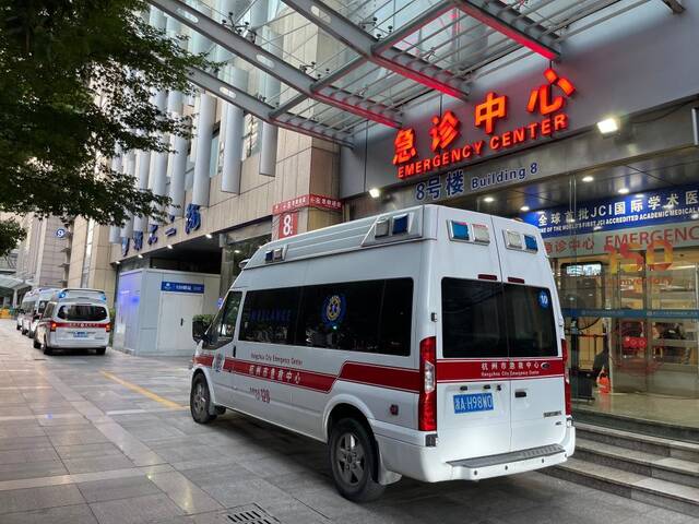 7月13日下午，浙大二院急诊中心外停着多辆急救车。（图片由受访者提供）