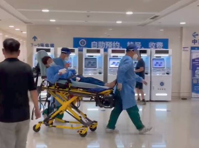 上海瑞金医院伤人事件：当刀挥向比自己更弱小者